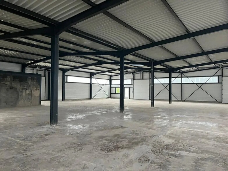 Flex in Besançon for lease - Interior Photo - Image 1 of 5