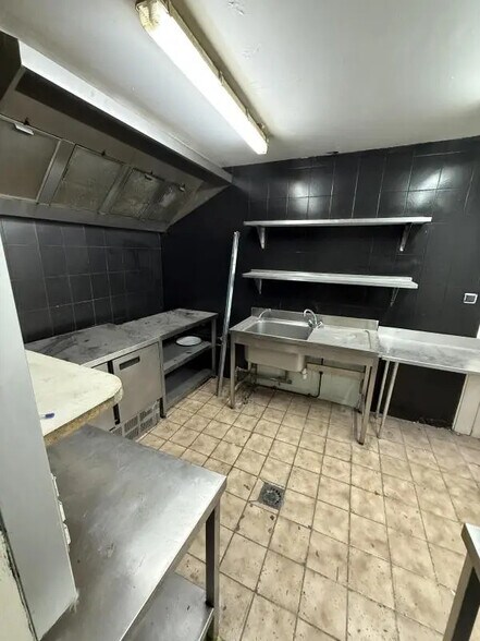 Retail in Bordeaux for lease - Building Photo - Image 2 of 4