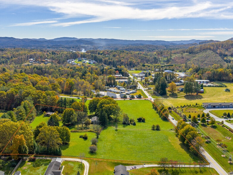 5620 Old Haywood Rd, Mills River, NC for sale - Primary Photo - Image 1 of 11