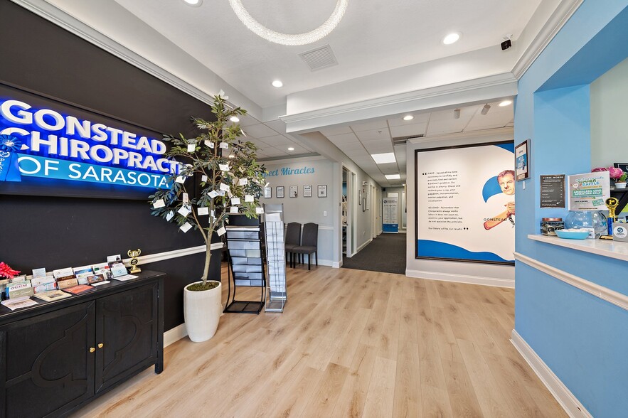 5652-5654 Marquesas Cir, Sarasota, FL for lease - Building Photo - Image 3 of 30