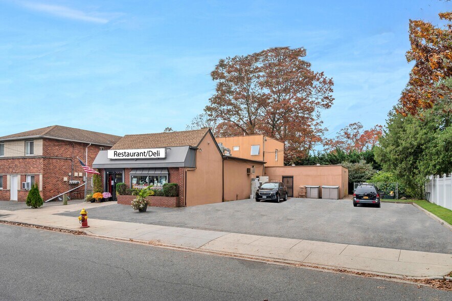 Restaurant + 2 apartments, Merrick, NY 11566