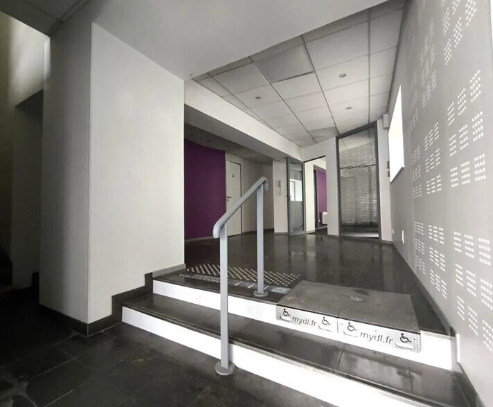 Retail in Montesson for lease - Interior Photo - Image 2 of 12