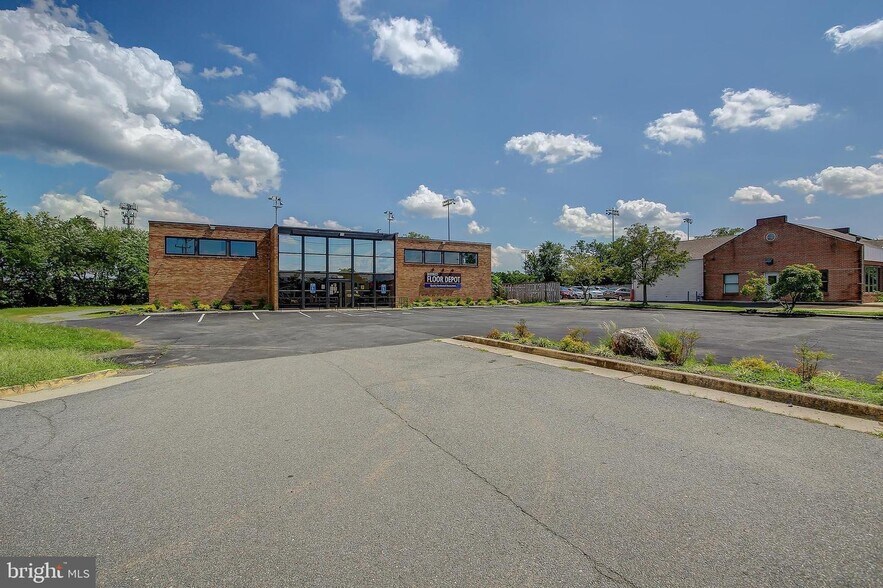 1051 Elden St, Herndon, VA 20170