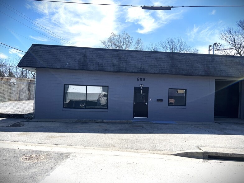 686 Montgomery Ave, Lexington, KY for sale - Building Photo - Image 2 of 15