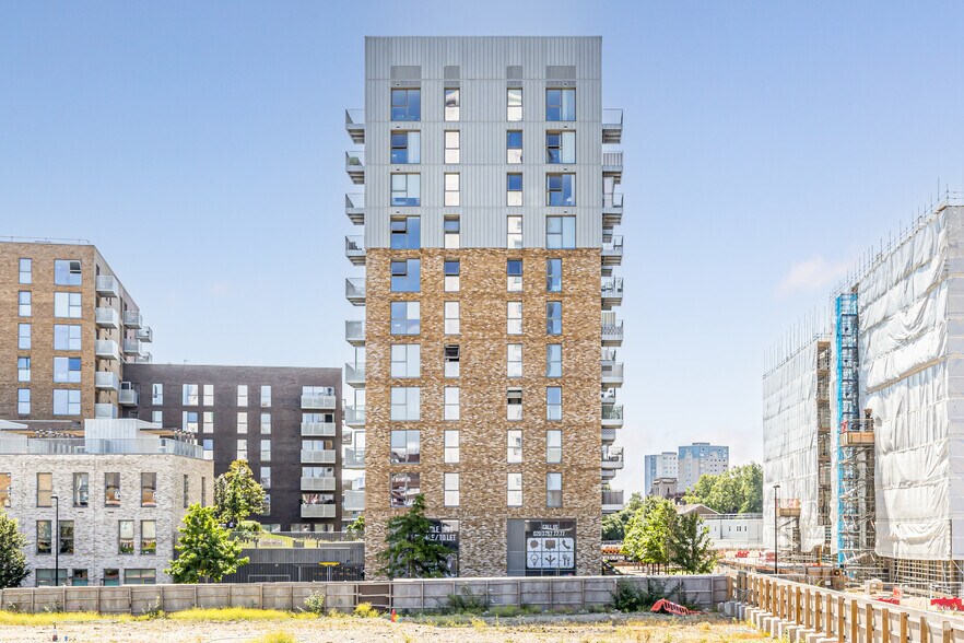 27 Waterline Way, London for sale - Building Photo - Image 2 of 3