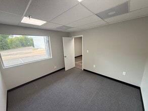 1663 Hickory Dr, Haltom City, TX for lease Interior Photo- Image 2 of 9