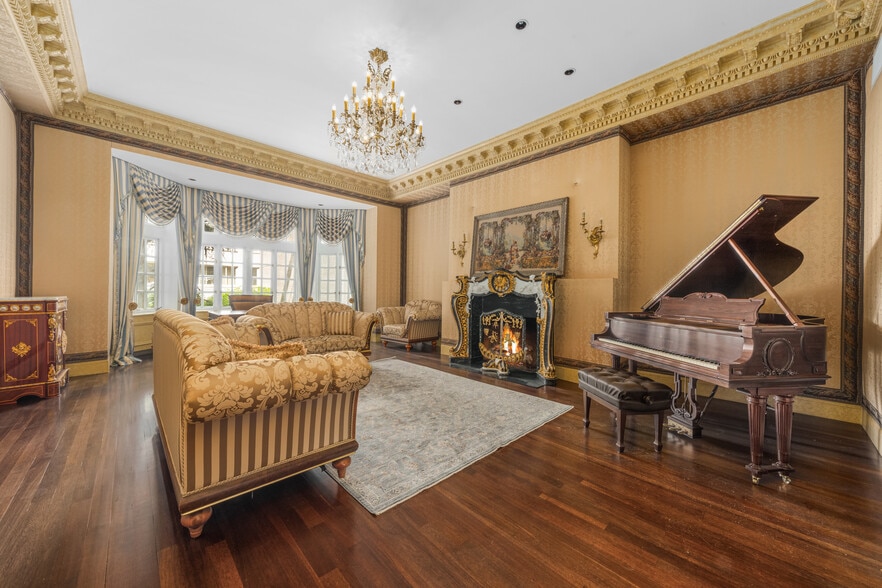 7 E 69th St, New York, NY for lease - Interior Photo - Image 2 of 10