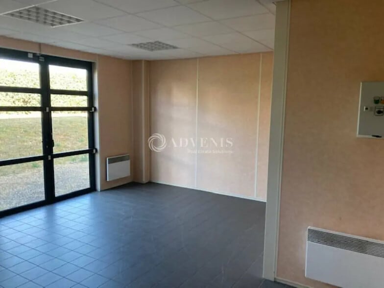 Flex in Blois for lease - Interior Photo - Image 3 of 3