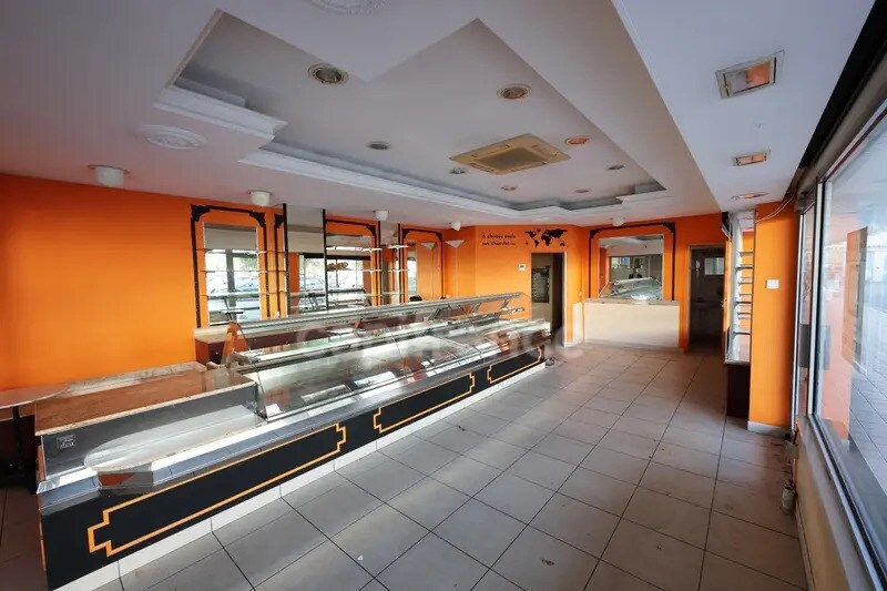 Retail in Poitiers for lease Building Photo- Image 1 of 7