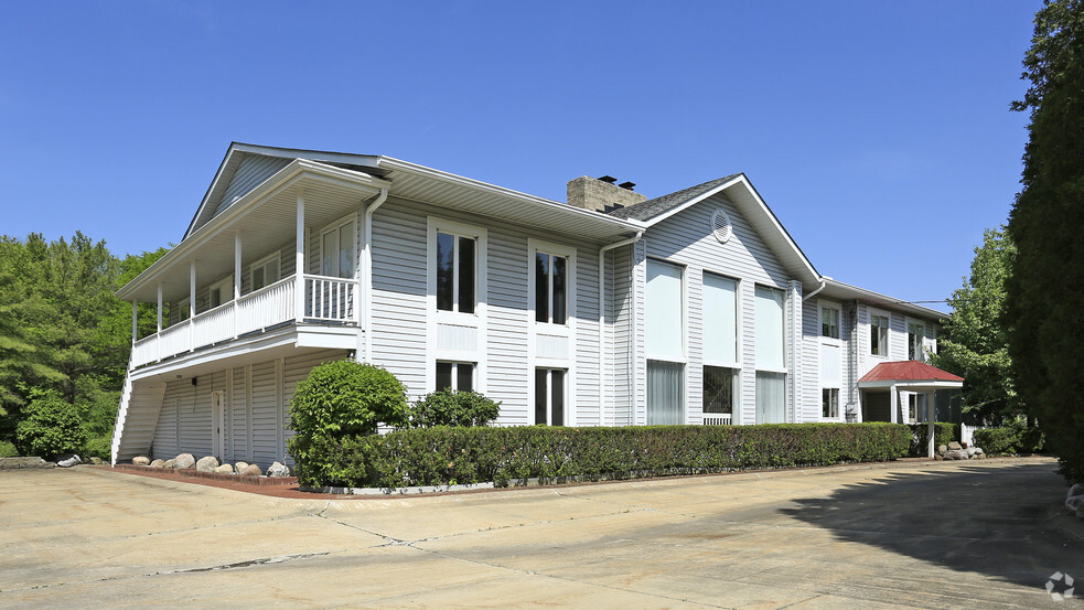 17892 Chillicothe Rd, Chagrin Falls, OH for sale - Primary Photo - Image 1 of 32