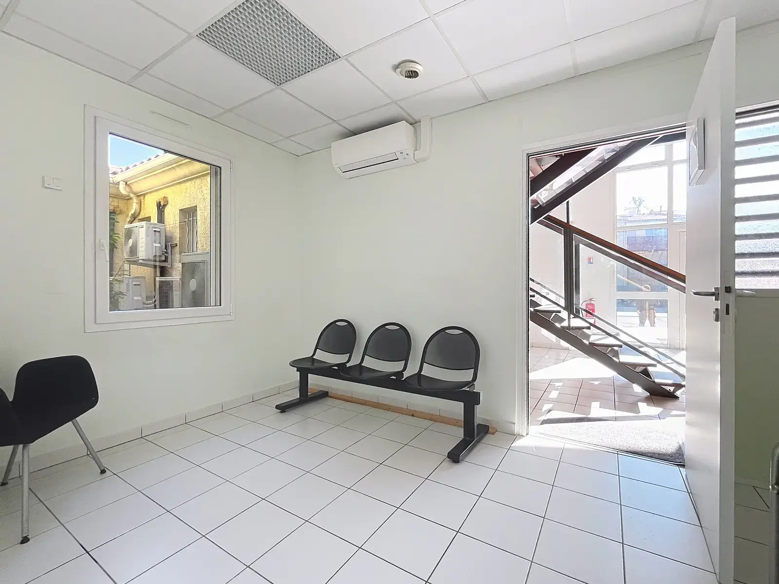 8 Avenue Jean Rioufol, Monteux for lease Interior Photo- Image 1 of 3