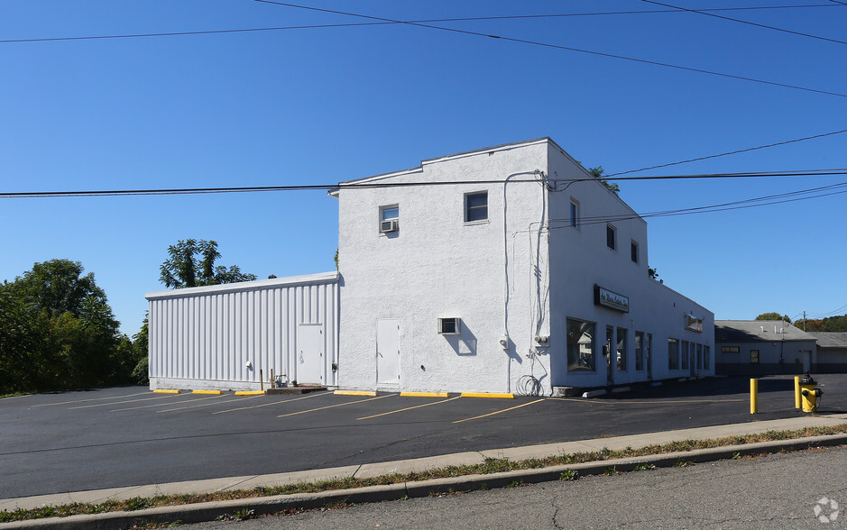 166-168 Harry L Dr, Johnson City, NY for sale - Primary Photo - Image 1 of 5