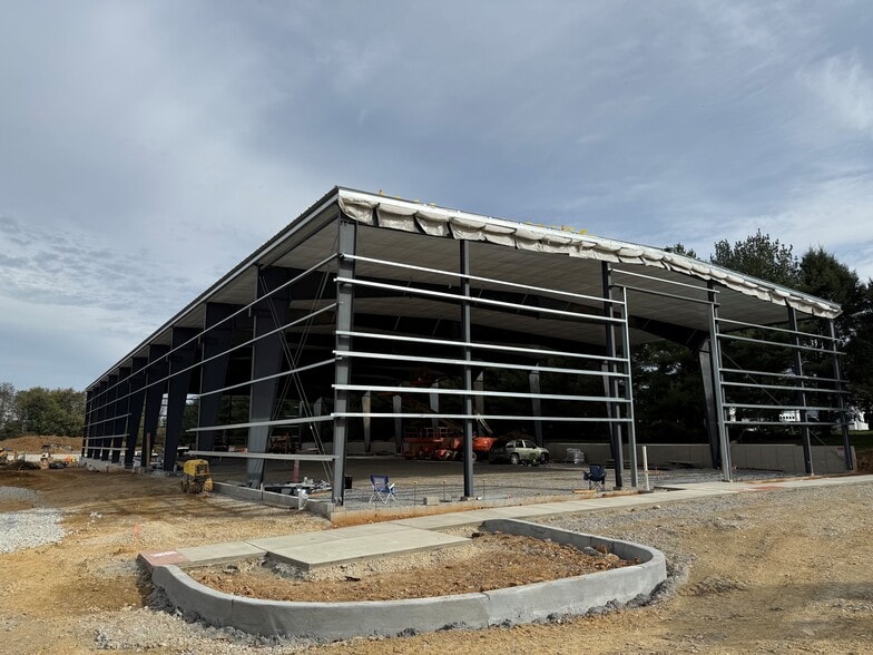 2599 Old Philadelphia Pike, Bird In Hand, PA for lease - Building Photo - Image 1 of 4