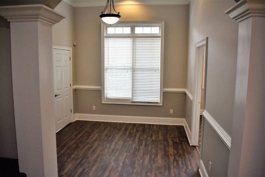 327 Dahlonega St, Cumming, GA for lease - Interior Photo - Image 2 of 5