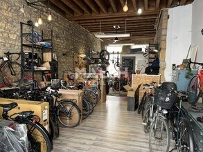 Retail in Lyon for lease Interior Photo- Image 1 of 2