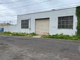 8,400+/- SF Warehouse Bldg - Warehouse