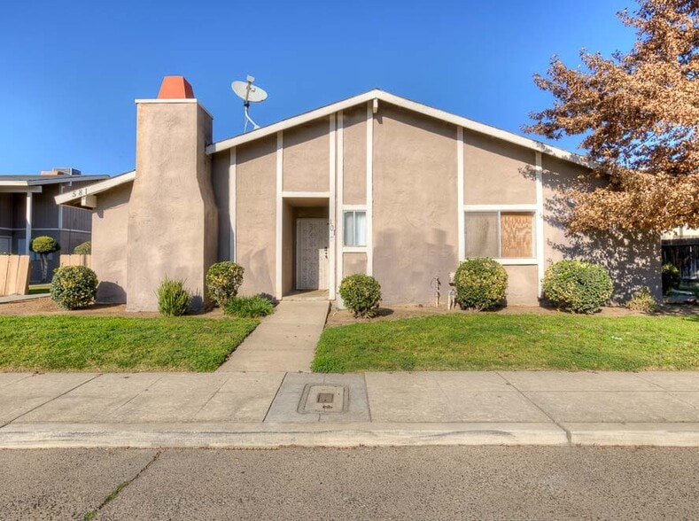 581 W Ashlan Ave, Clovis, CA for sale - Building Photo - Image 3 of 7