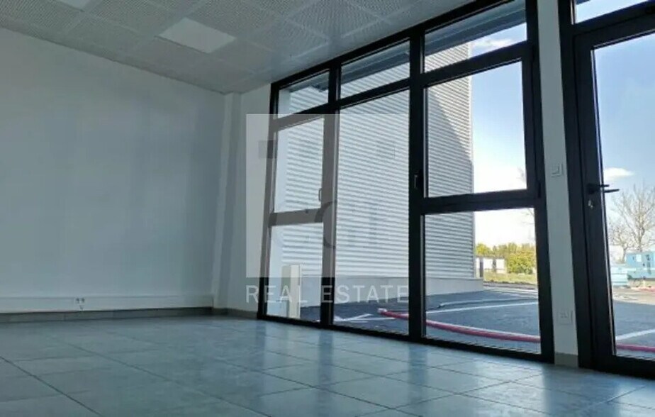 Office in Genas for lease - Interior Photo - Image 3 of 12