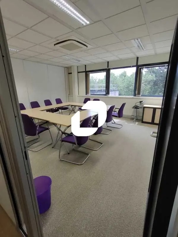 Office in Saclay for lease Interior Photo- Image 1 of 11