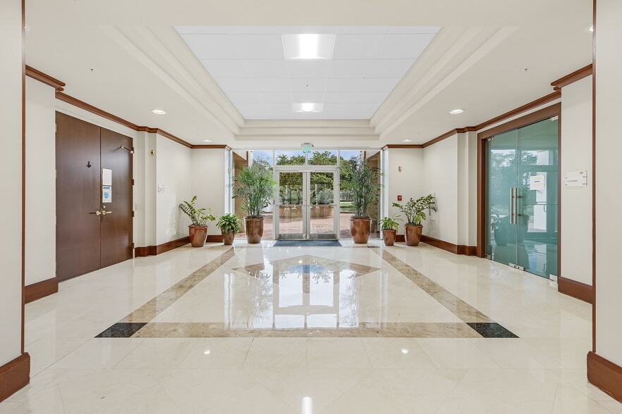 24301 Walden Center Dr, Bonita Springs, FL for lease - Lobby - Image 3 of 10