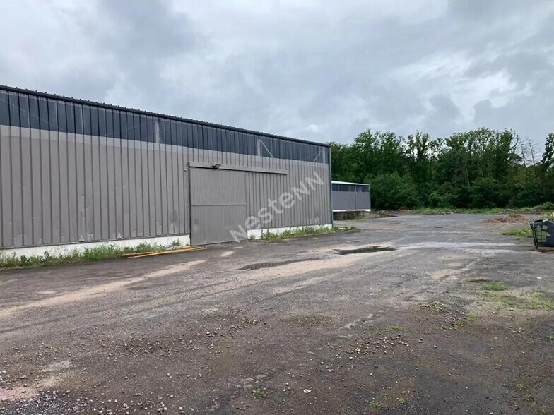 Industrial in Lachambre for lease - Building Photo - Image 2 of 4