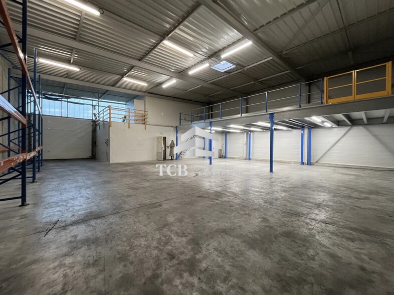 Flex in Bouaye for lease - Interior Photo - Image 1 of 15