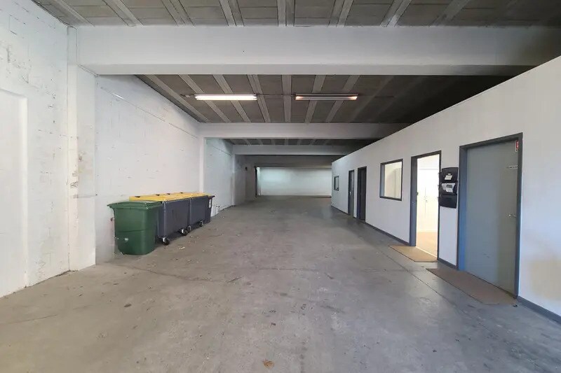 Flex in Villeneuve-lès-Béziers for lease - Interior Photo - Image 3 of 7