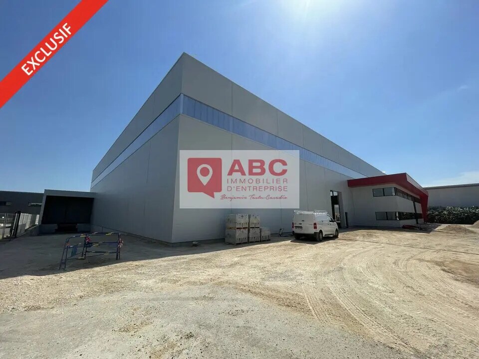 Location Entrepôt 3 100 m² - Photo 1