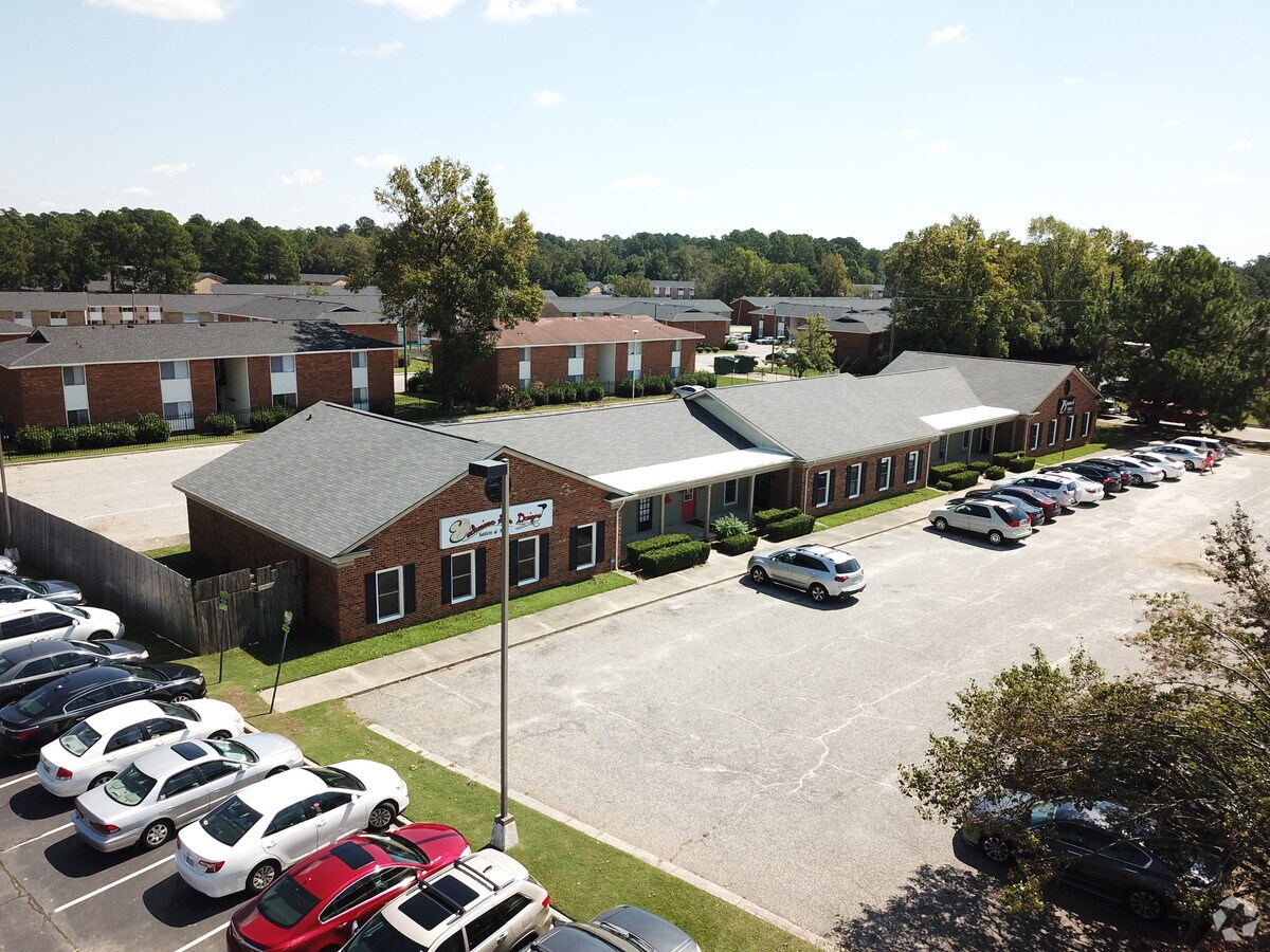 216224 N McPherson Church Rd, Fayetteville, NC 28303