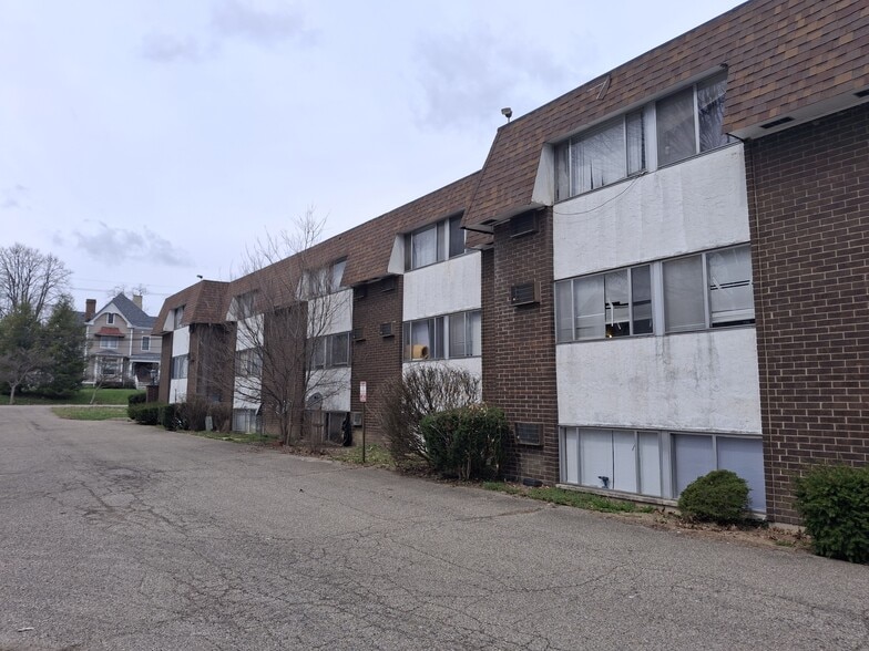 Receivership 58 units North Cincinnati portfolio of 2 properties for sale on LoopNet.com - Building Photo - Image 2 of 10