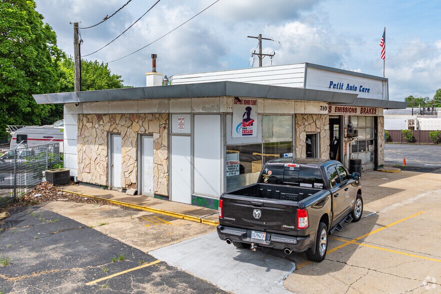 710 Prairie St, Aurora, IL for sale - Building Photo - Image 2 of 4