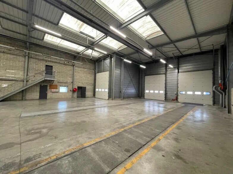 Flex in Compiègne for lease - Building Photo - Image 1 of 8