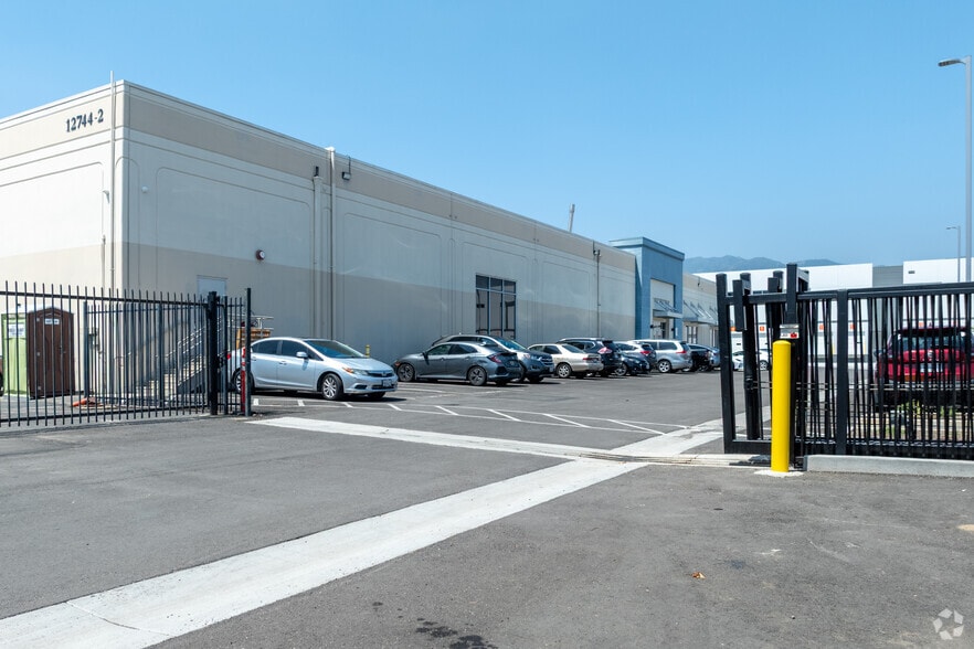 12772 San Fernando Rd, Sylmar, CA for lease - Building Photo - Image 3 of 8
