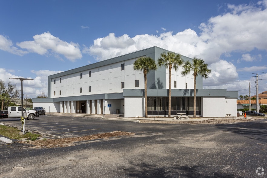 2500 Airport Rd S, Naples, FL for lease - Building Photo - Image 3 of 5