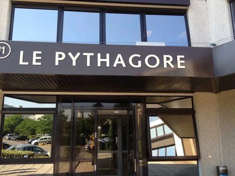 Office in Créteil for lease - Building Photo - Image 2 of 11