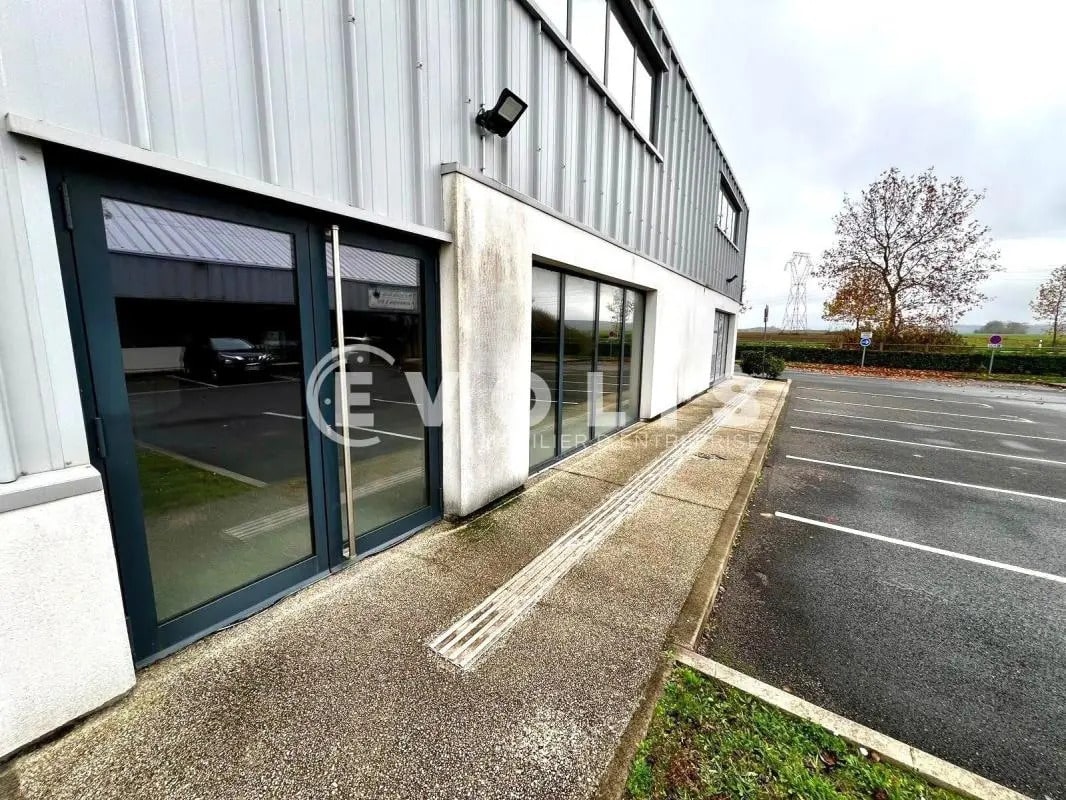 Retail in Fontenay-le-Vicomte for lease Building Photo- Image 1 of 6