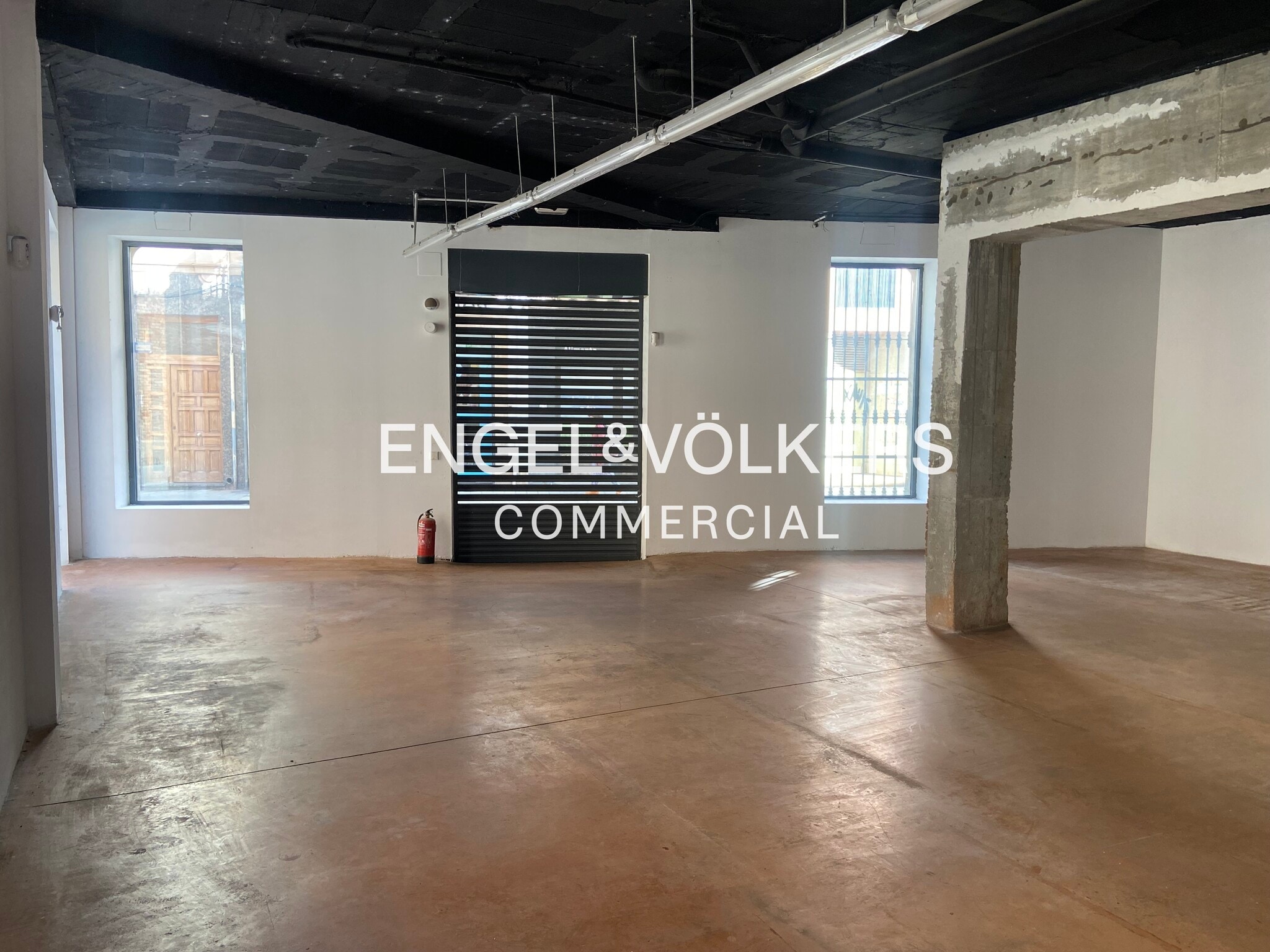 Retail in L'Hospitalet de Llobregat, Barcelona for lease Interior Photo- Image 1 of 20