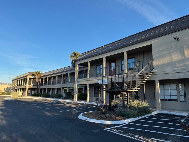 2051 Hilltop Dr, Redding, CA for lease - Building Photo - Image 1 of 5