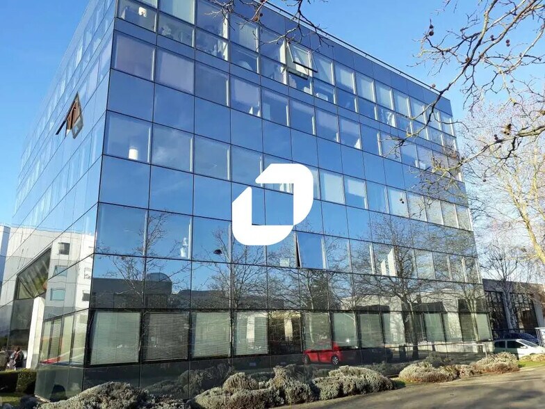 2 Rue Hélène Boucher, Guyancourt for sale - Building Photo - Image 1 of 7