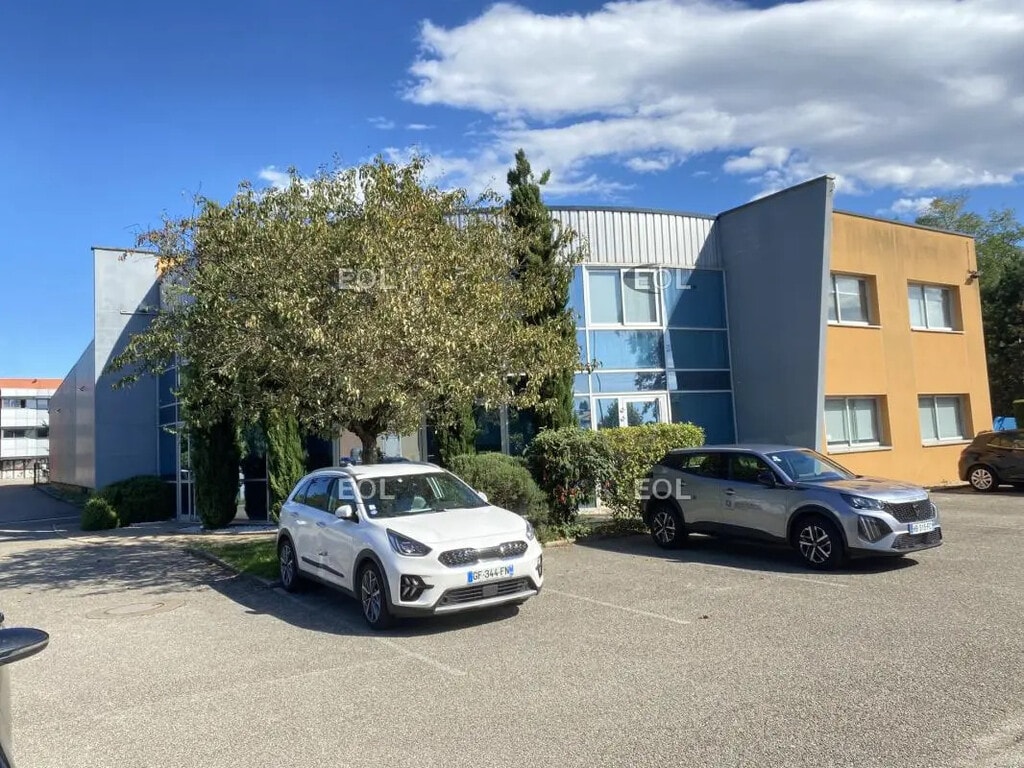 Location Entrepôt 1 850 m² - Photo 1