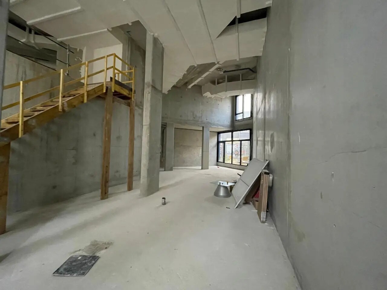 Flex in Paris for lease Building Photo- Image 1 of 8