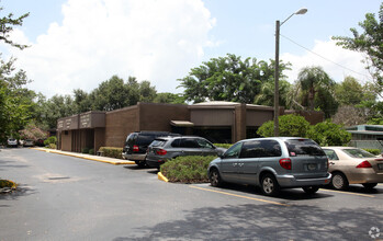 9806 N 56th St, Temple Terrace, FL for lease Building Photo- Image 1 of 9