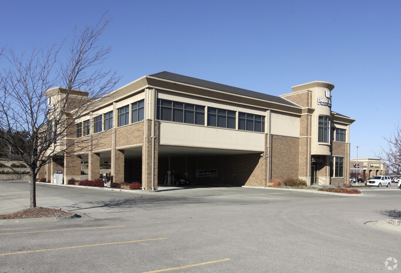 4107 Pioneer Woods Dr, Lincoln, NE 68506