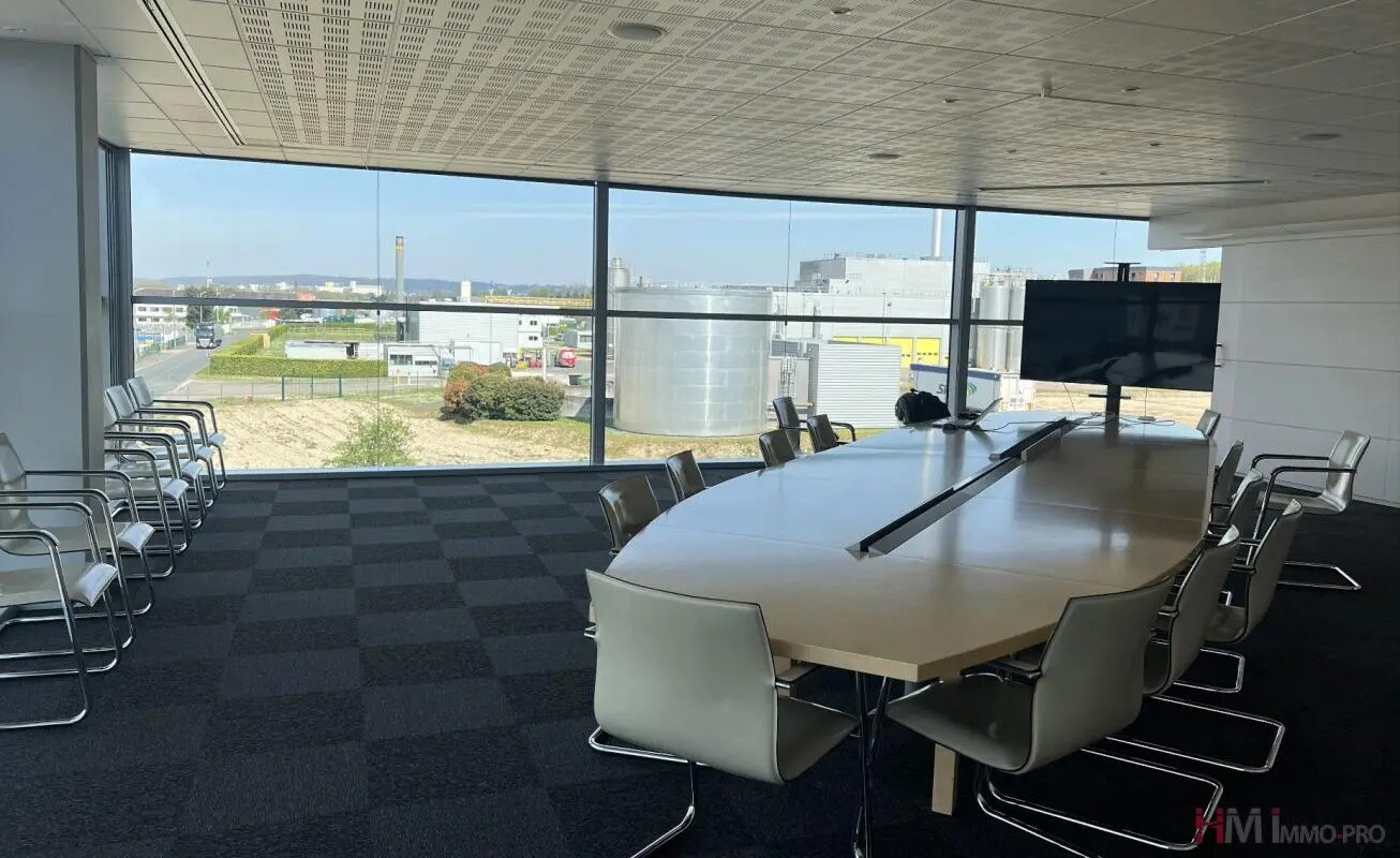 Office in Le Grand-Quevilly for lease Interior Photo- Image 1 of 14