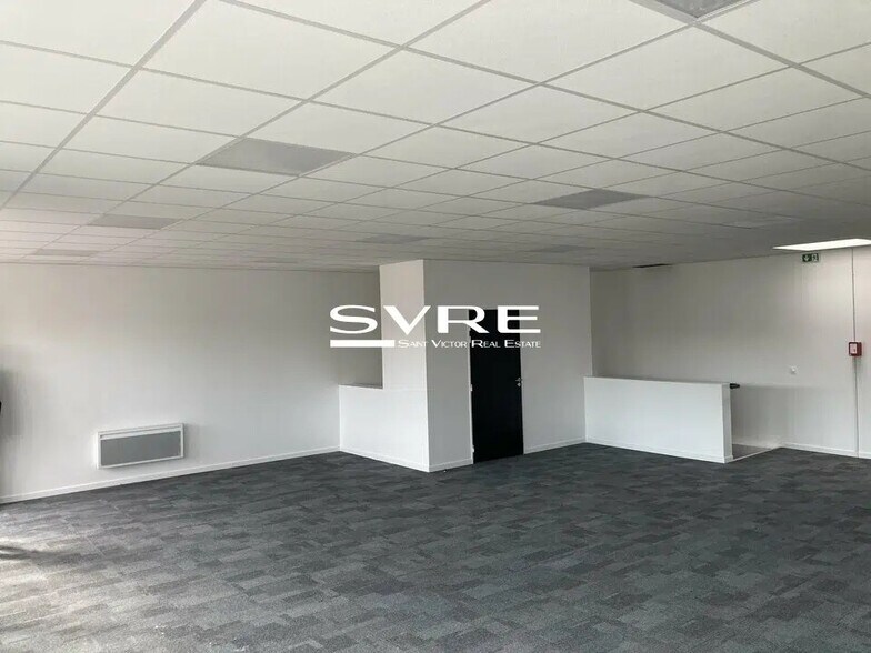 Flex in Marignane for sale - Building Photo - Image 2 of 14