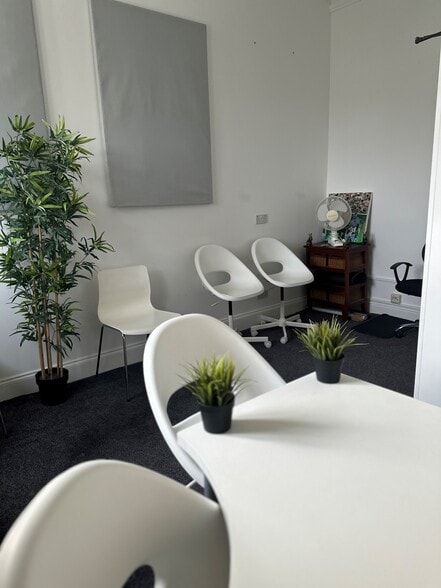 82 Great North Rd, Hatfield for lease - Interior Photo - Image 2 of 7