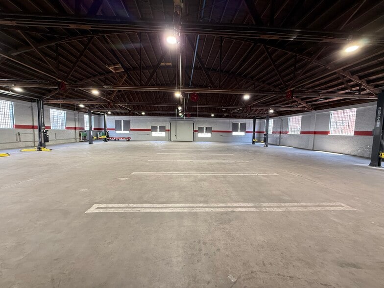 10301 - 10311 S La Cienega Blvd portfolio of 2 properties for sale on LoopNet.com - Interior Photo - Image 1 of 12