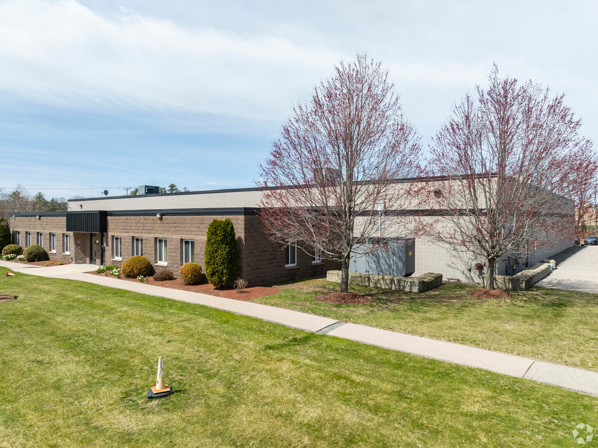 14-16 Hampshire Dr, Hudson, NH for sale Primary Photo- Image 1 of 1