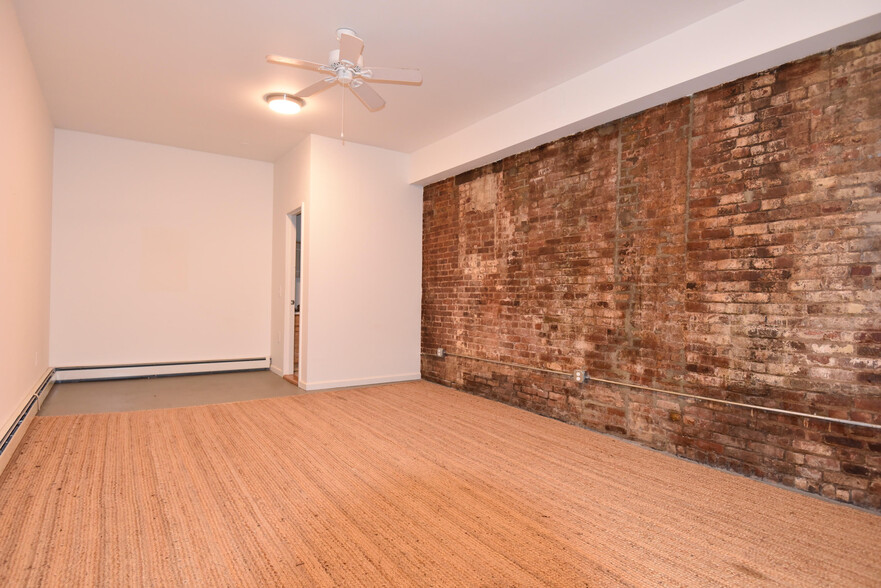 426 Union Ave, Brooklyn, NY for lease - Interior Photo - Image 2 of 9