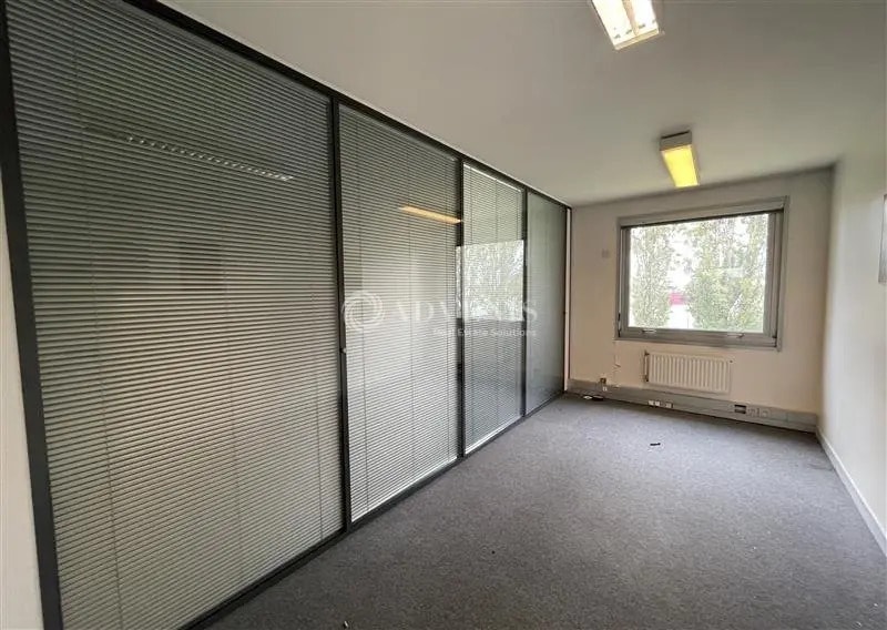 Office in Tremblay-en-France for lease - Interior Photo - Image 3 of 7
